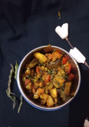 લીલી તુવેર રીંગણ અને મેથી નું શાક (Lili Tuver Ringan Methi Shak Recipe In Gujarati) રેસીપી મુખ્ય ફોટો