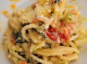 Foto de Macarrão cremoso com pasta de alho e tomate cereja