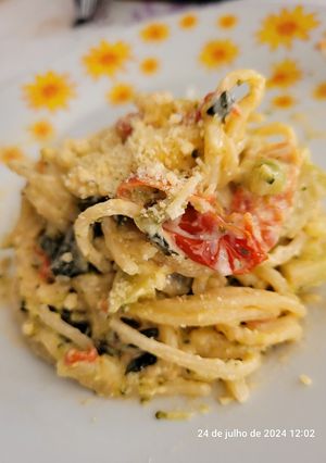 Foto de Macarrão cremoso com pasta de alho e tomate cereja