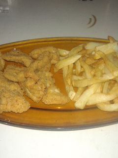 Una foto de Bocaditos de pechuga con papas fritas