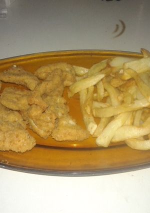 Una foto de Bocaditos de pechuga con papas fritas