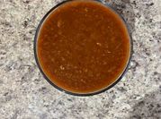 Una foto de salsa roja con chile serrano