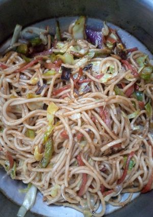 चाऊमिन (chowmein recipe in hindi) रेसिपी मुख्य फोटो