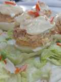 Huevos rellenos con atún y palitos de cangrejo