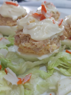 Una foto de Huevos rellenos con atún y palitos de cangrejo