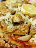 Pizza cu ton, midii și calamar