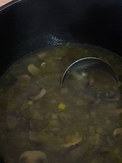 Una foto de Sopa de puerros y champiñones