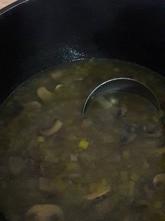 Una foto de Sopa de puerros y champiñones
