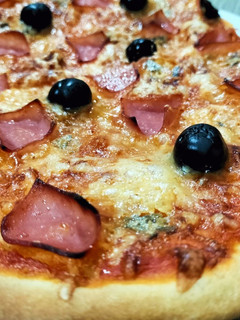 Una foto de Pizza 3 quesos con york y aceitunas