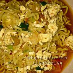 A picture of Indomie tek tek pedas.