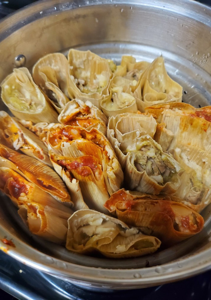 Una foto de Tamales rojos y verdes