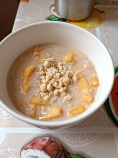 Una foto de Gachas de avena con persimón y crumble de almendra
