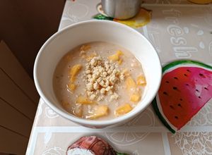Una foto de Gachas de avena con persimón y crumble de almendra