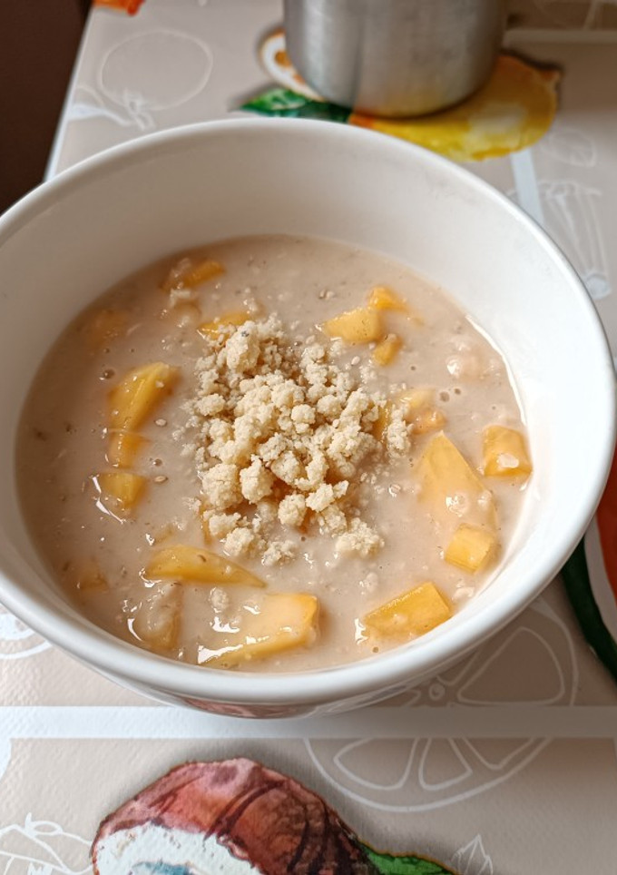 Una foto de Gachas de avena con persimón y crumble de almendra