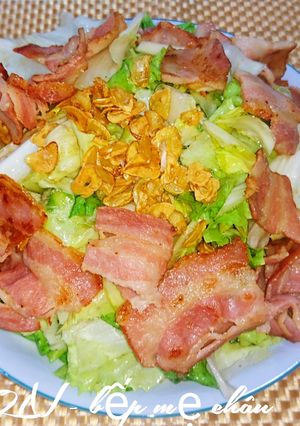 Hình của món Xà lách Carol trộn thịt xông khói.