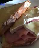 Sándwich de lacón ahumado y queso Camembert