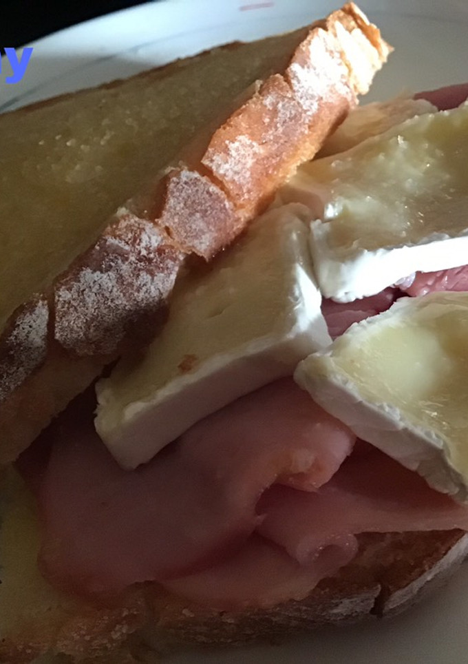 Una foto de Sándwich de lacón ahumado y queso Camembert