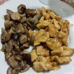 Foto di Pollo alla salsa di soia con contorno di funghi