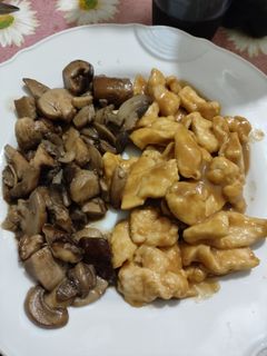 Foto di Pollo alla salsa di soia con contorno di funghi