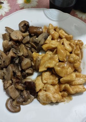 Foto di Pollo alla salsa di soia con contorno di funghi