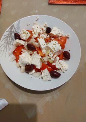 Φωτογραφία της συνταγής Σαλάτα ντομάτα, φέτα, κρεμμύδι και ελιά