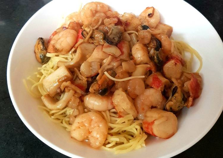 My king Prawn and fish Medley with Noodles ๐