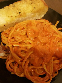 Una foto de Pasta con camarones a la diabla