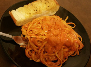 Una foto de Pasta con camarones a la diabla