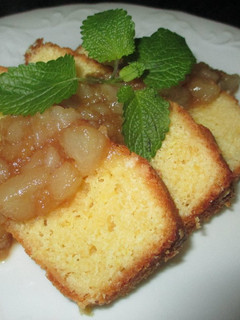 Una foto de Cake de limón y almendras con culis de confitura de peras