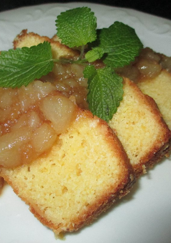 Una foto de Cake de limón y almendras con culis de confitura de peras