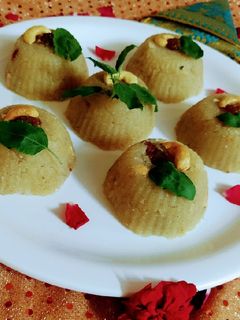 केळी घालून शिरा (keli ghalun sheera recipe in marathi) रेसिपी चे मुख्य फोटो
