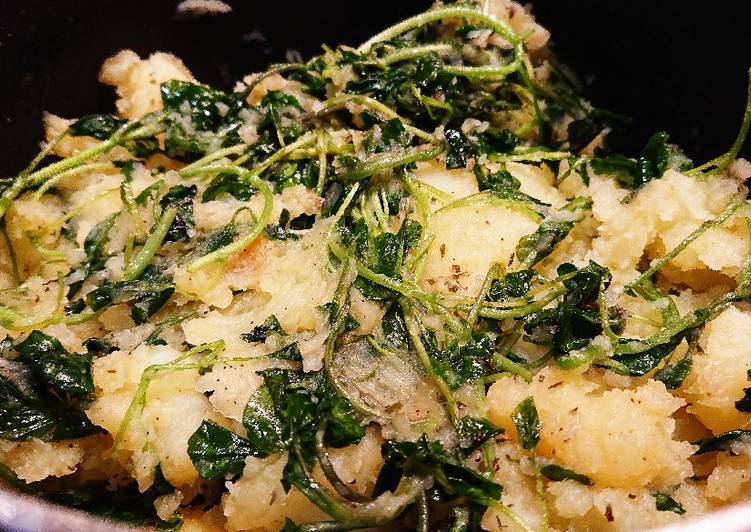 How to Make Homemade Crushed Potatoes With Watercress In Olive Oil