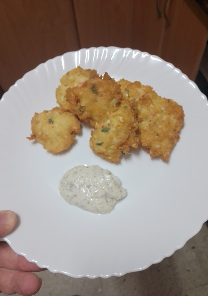 Una foto de Buñuelos de atún y marisco con alioli express
