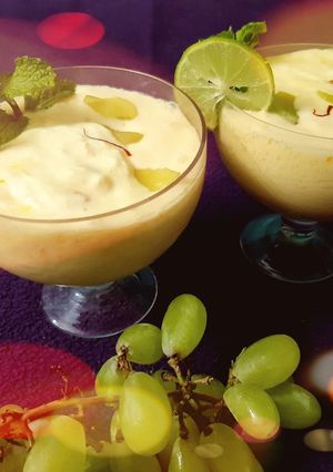 A picture of Mango smoothie with lemon.