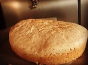 Una foto de pan de campo de leche