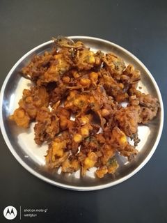 कॉर्न आणि कांदा भजी / पकोडा (corn kanda pakoda recipe in marathi) रेसिपी चे मुख्य फोटो