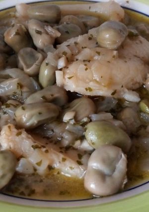 Una foto de Guiso de habas y pescado