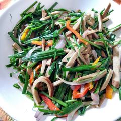 A picture of Quick Sauté: Garlic chive with semi-dry beancurd韭菜炒豆干.