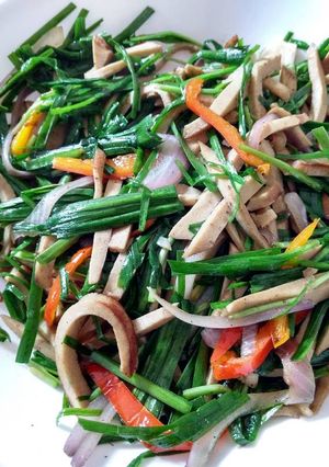 A picture of Quick Sauté: Garlic chive with semi-dry beancurd韭菜炒豆干.