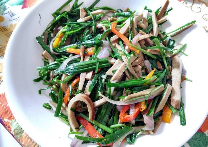 Steps to Prepare Delicious Quick Sauté: Garlic chive with semi-dry beancurd韭菜炒豆干