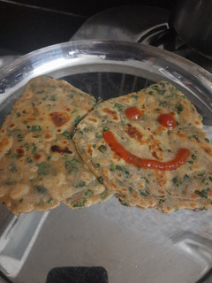 હેલ્ધી પાલક પરાઠા (Healthy Palak Paratha Recipe In Gujarati) રેસીપી મુખ્ય ફોટો