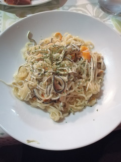 Una foto de Fideos chinos con gulas