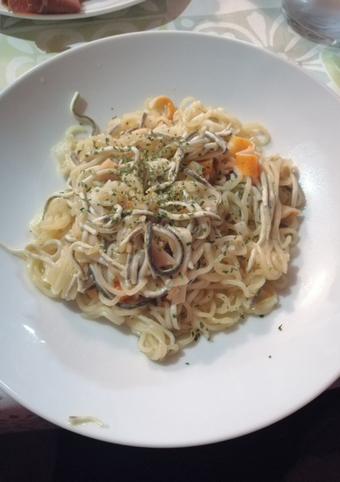 Una foto de Fideos chinos con gulas