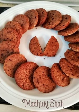 कुकर बटन केक (Cooker Button Cake Recipe In Marathi) रेसिपी चे मुख्य फोटो 