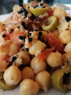 Una foto de Ensalada marinera de garbanzos