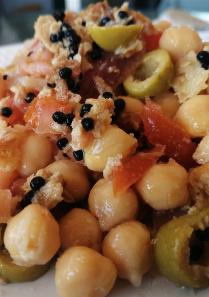 Una foto de Ensalada marinera de garbanzos