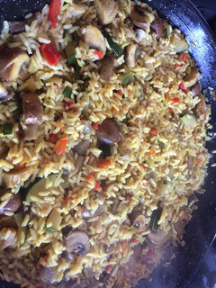 Una foto de Arroz con verduras y cúrcuma