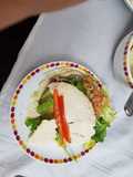 Pan pita al plato con hummus carne y zapallitos italianos salteado