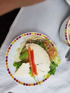 Una foto de Pan pita al plato con hummus carne y zapallitos italianos salteado