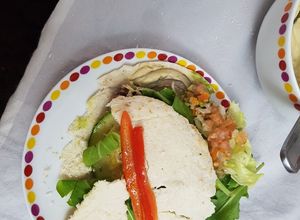 Una foto de Pan pita al plato con hummus carne y zapallitos italianos salteado